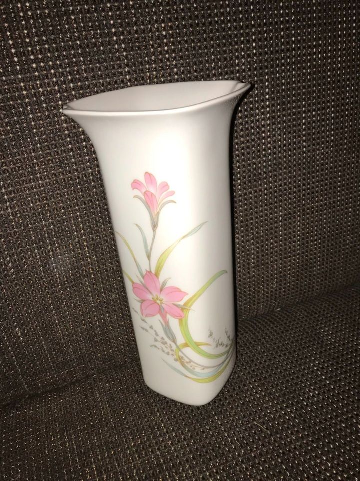 Hutschenreuther Blumenvase Vase Blumendekor Rosa Blumen 4 Eckig 2 in Bayern  - Rieden | eBay Kleinanzeigen ist jetzt Kleinanzeigen