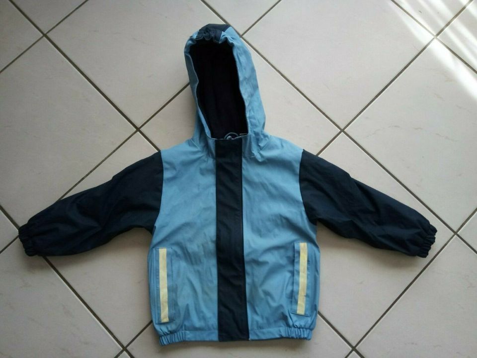 Gefütterte blaue Regenjacke Gr. 98/104 von Lupilu in Wingst