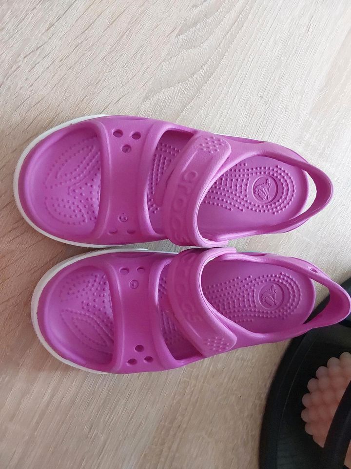 MÄDCHEN ORIG.CROCS SANDALEN GR 28/29 C11 LILA/TÜRKIS TOP ZUSTAND in Velbert