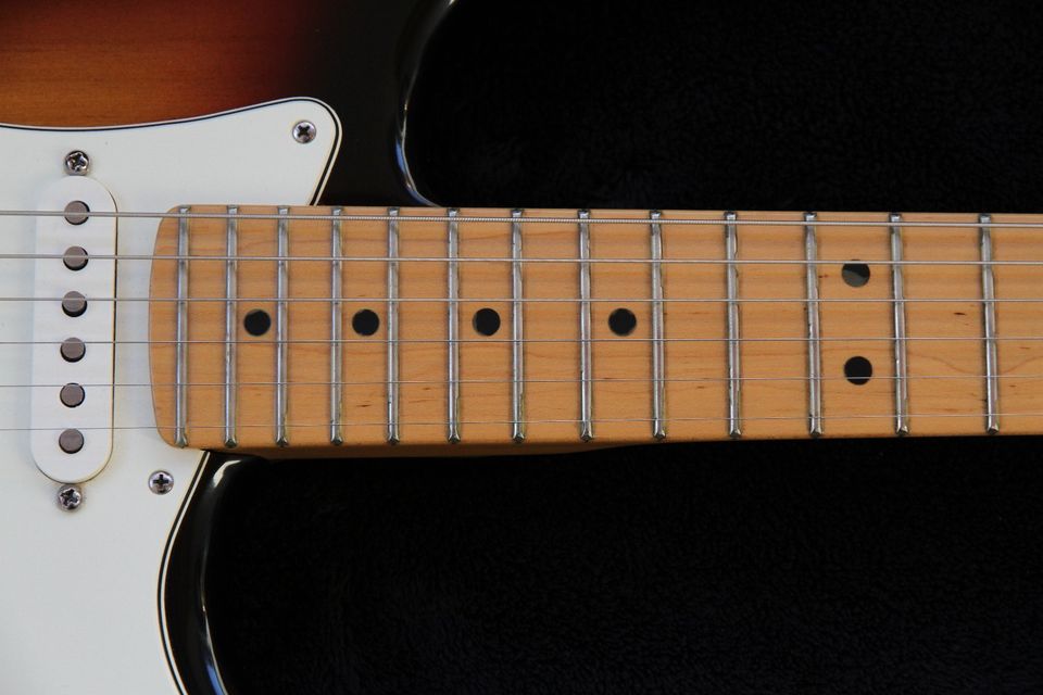 Fender American Standard Stratocaster 3-Tone-Sunburst in Kasel