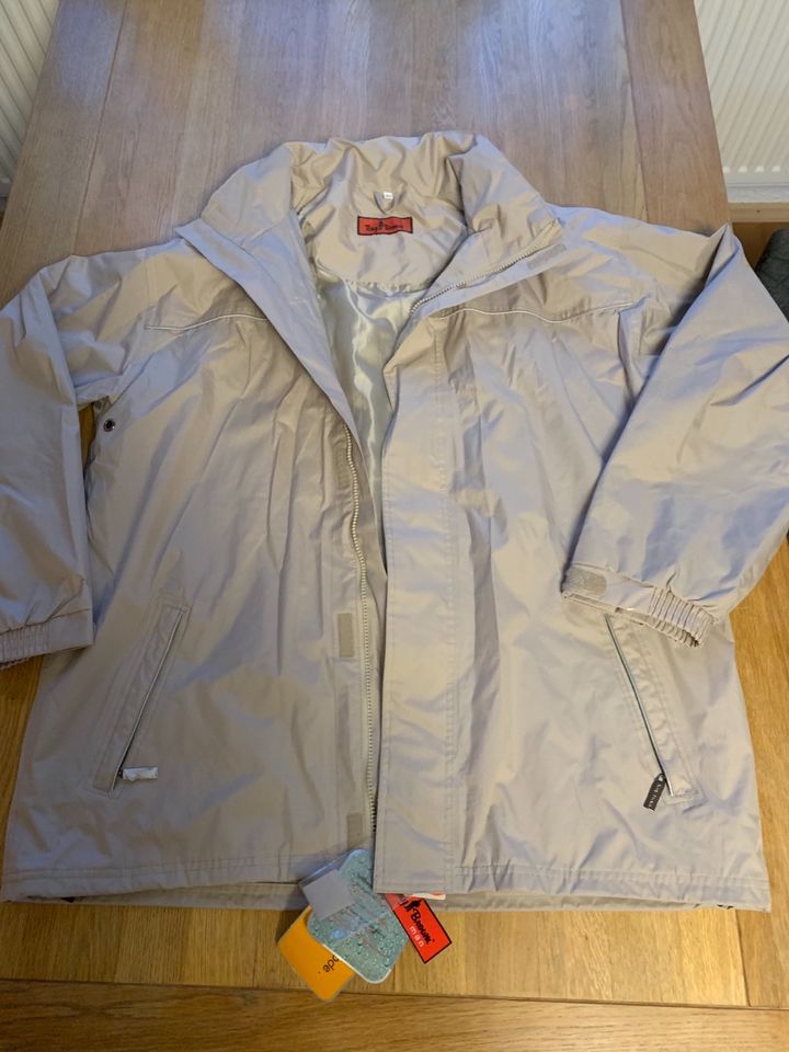 Regenjacke / Windjacke NEU in Klein Vielen