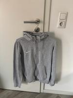 Nike Sweatjacke in grau in S Bayern - Kümmersbruck Vorschau