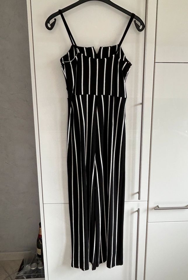 Neuwertiger Jumpsuit Bershka, M/L, gestreift, schwarz/weiß in Kamp-Lintfort