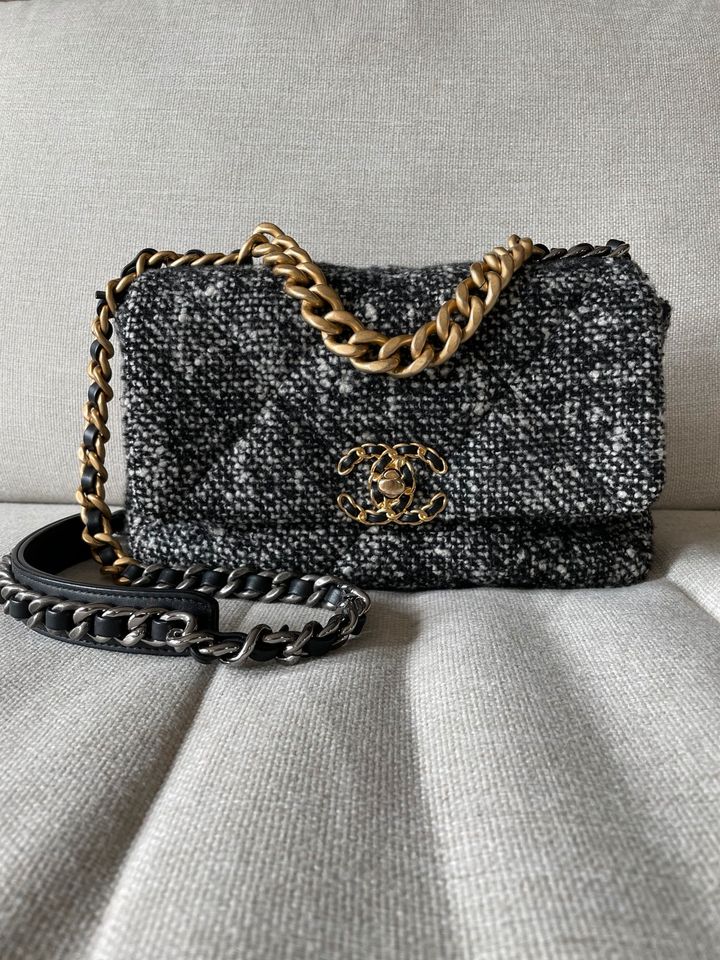 Chanel 19 Tasche Full Set Tweed NP 6.300€ in Hamburg