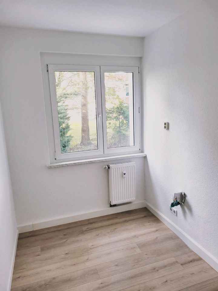 Frisch sanierte und modernisierte helle 57,94 qm 3-Zimmer Wohnung mit Balkon, mitten im Grünen mit Garten Mitbenutzung, Parkplatz direkt vor der Haustür, nur 1 min. zum Supermarkt! in Osterfeld