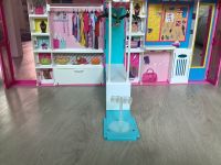 Barbie Kleiderschrank mit Kleidung und mehr! Nordrhein-Westfalen - Hamminkeln Vorschau