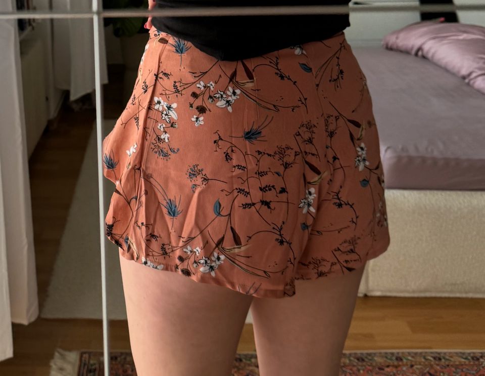 Blumen Shorts kurze Stoffhose High Waist Hose Sommerhose in Düsseldorf