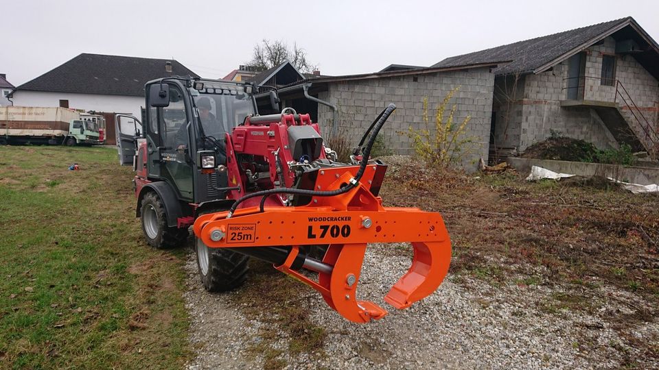 Woodcracker  Spaltzange Radlader Bagger Hoflader Holzzspalter in Dietramszell