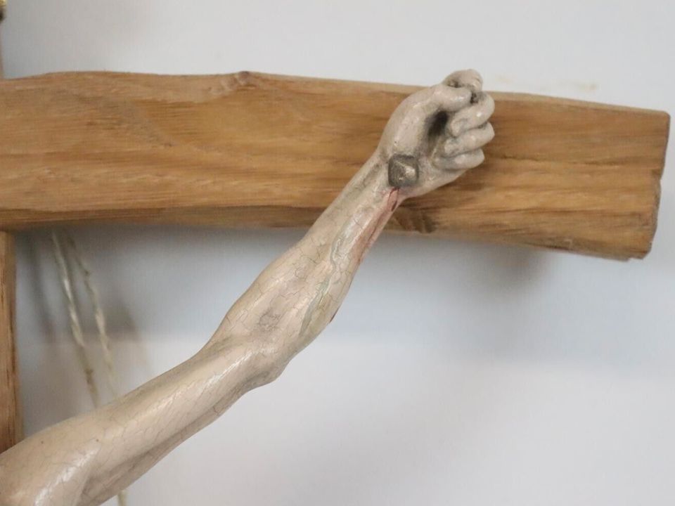 Großes Holzkreuz Kruzifix mit Jesus geschnitzt und gefasst in Ahorn