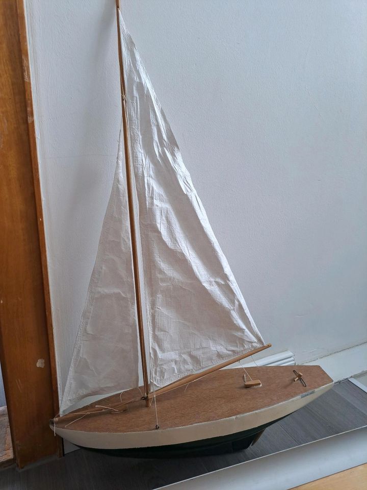 Segelboot, handgefertigt in Neumünster