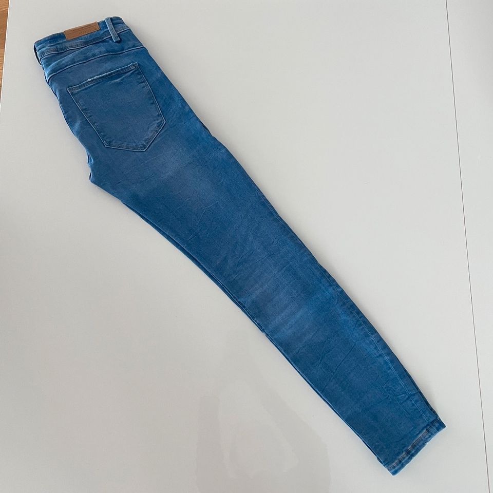 Blaue Zara Jeans in Frankfurt am Main