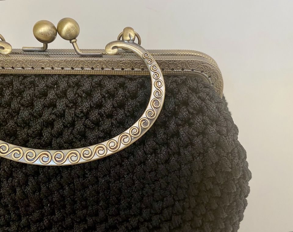 Kleine Vintage Style Handtasche gehäkelt schwarz in Albaching