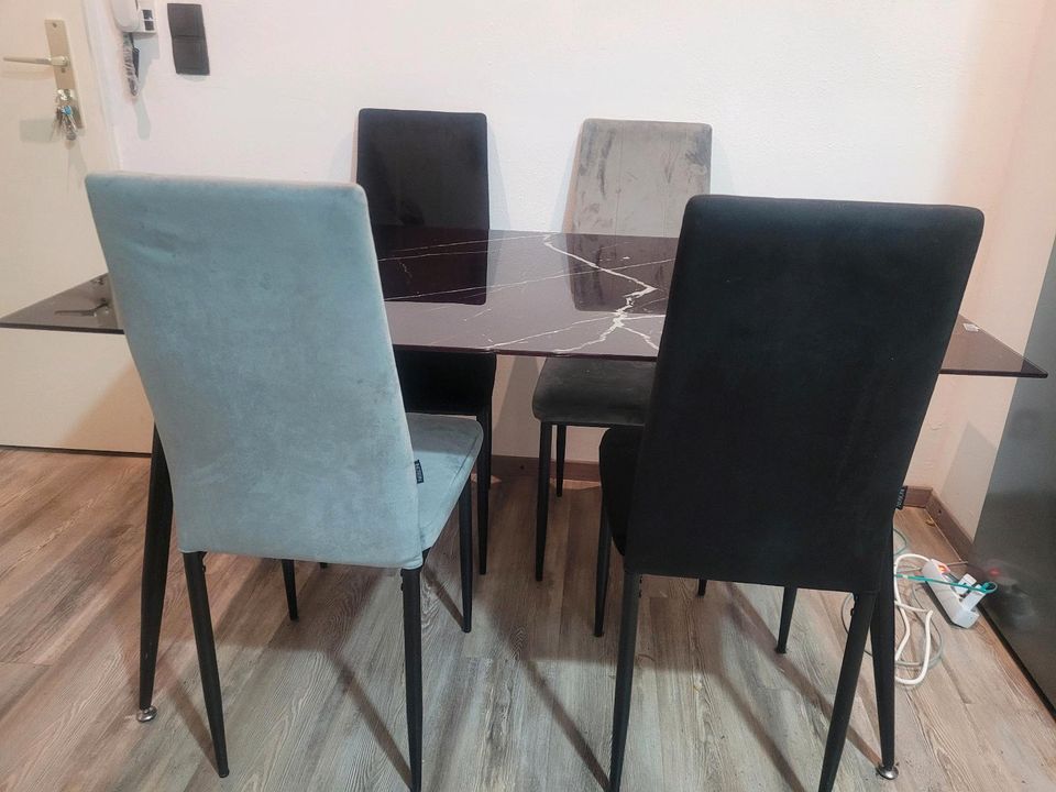 Esstisch mit Stühlen in Sarstedt