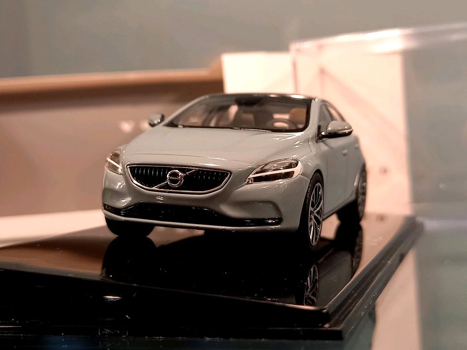 Volvo V40 II facelift 2016-2019 Amazon Blue 1/43 Norev in Aachen