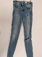 H&m skinny Jeans Low waist used Look Löcher 25/30 Frankfurt am Main - Seckbach Vorschau