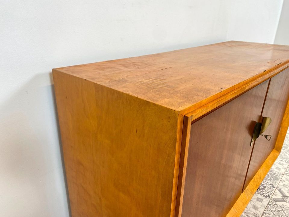 WMK Formschöne & geräumige Mid-Century Kommode in gutem Zustand mit stilvollen konischen Füßen & Messinggriffen # Schrank Sideboard Fernsehkommode Wäschekommode TV-Board Rockabilly Vintage 50er 60er in Berlin