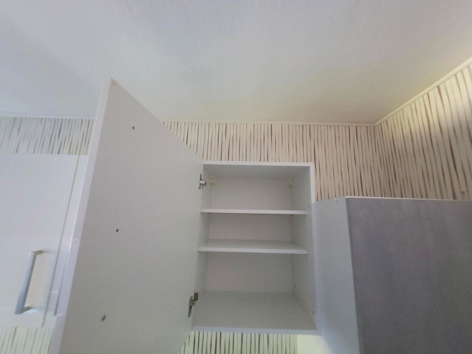 Küche beton Optik mit zwei Hängeschränke Hochglanz Weiß in Waltrop