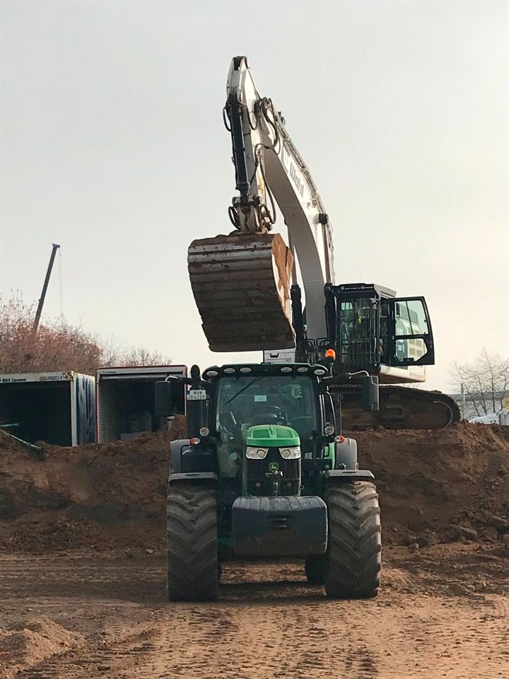 Arbeiten mit Traktor und Erdmulde (Abschiebewagen 16 Kubikmtr.) in Naunheim Maifeld