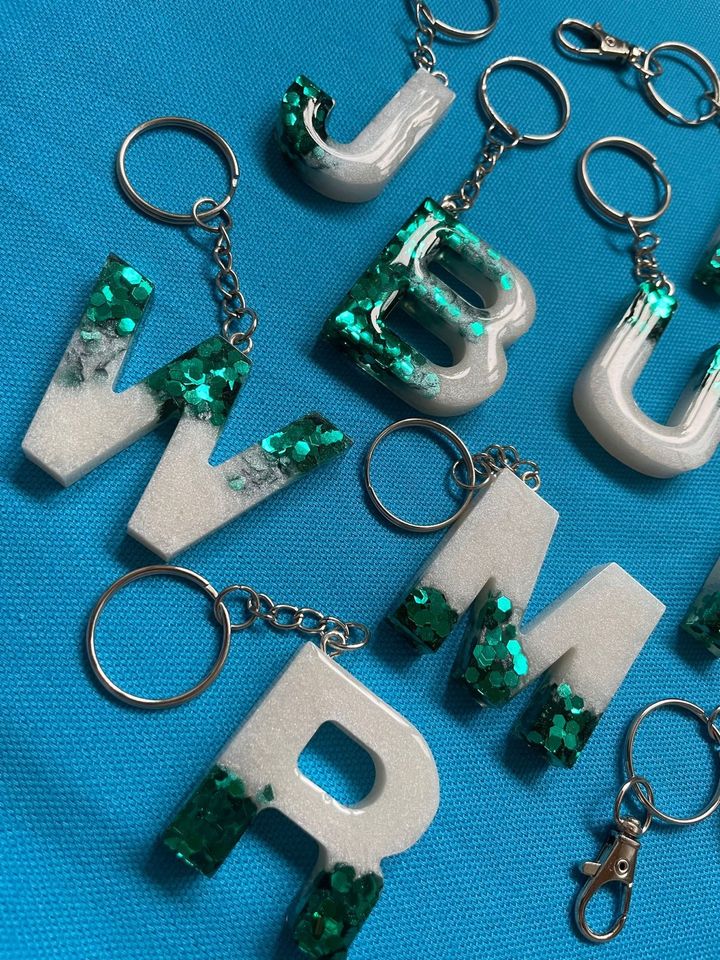 Schlüsselanhänger, verschiedene Buchstaben weiß/grün in Berlin