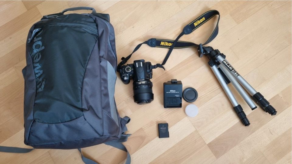 Nikon D3100 Spiegelreflexkamera,Lowepro Fotorucksack, Stativ SLIK in Meßkirch