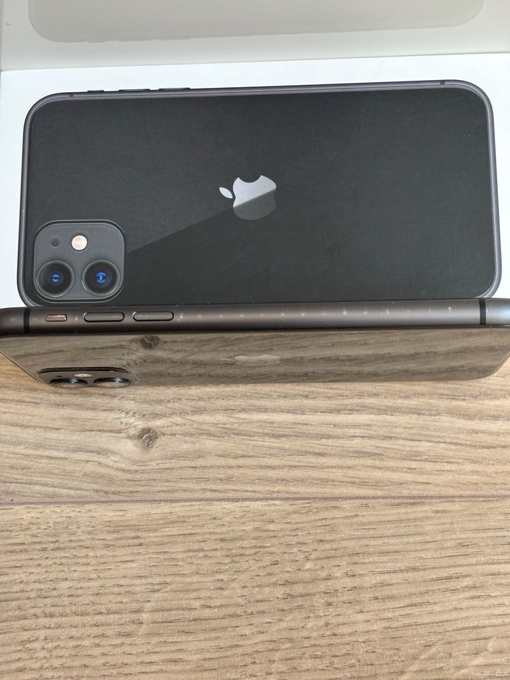 Apple iPhone 11 64GB in schwarz in Hannover