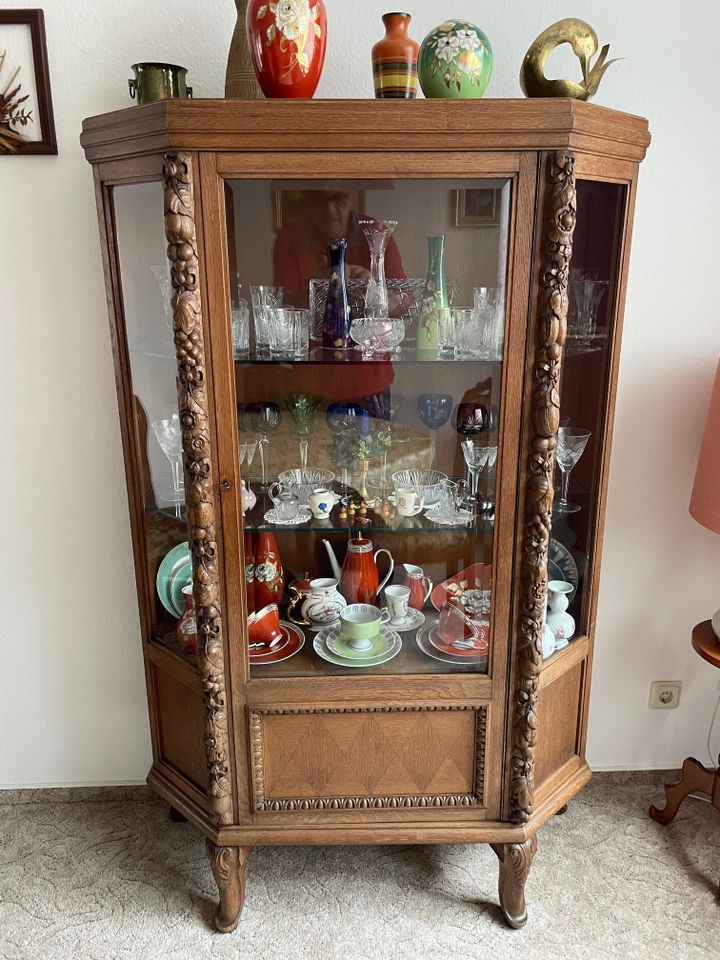 Vitrine aus Holz mit Glas in Eisenach