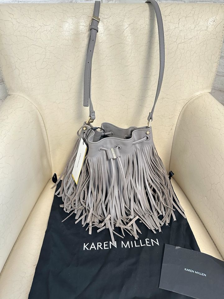 Stylische Karen Millen Tasche Boho Fransen Coachella Leder grau in Wehrheim