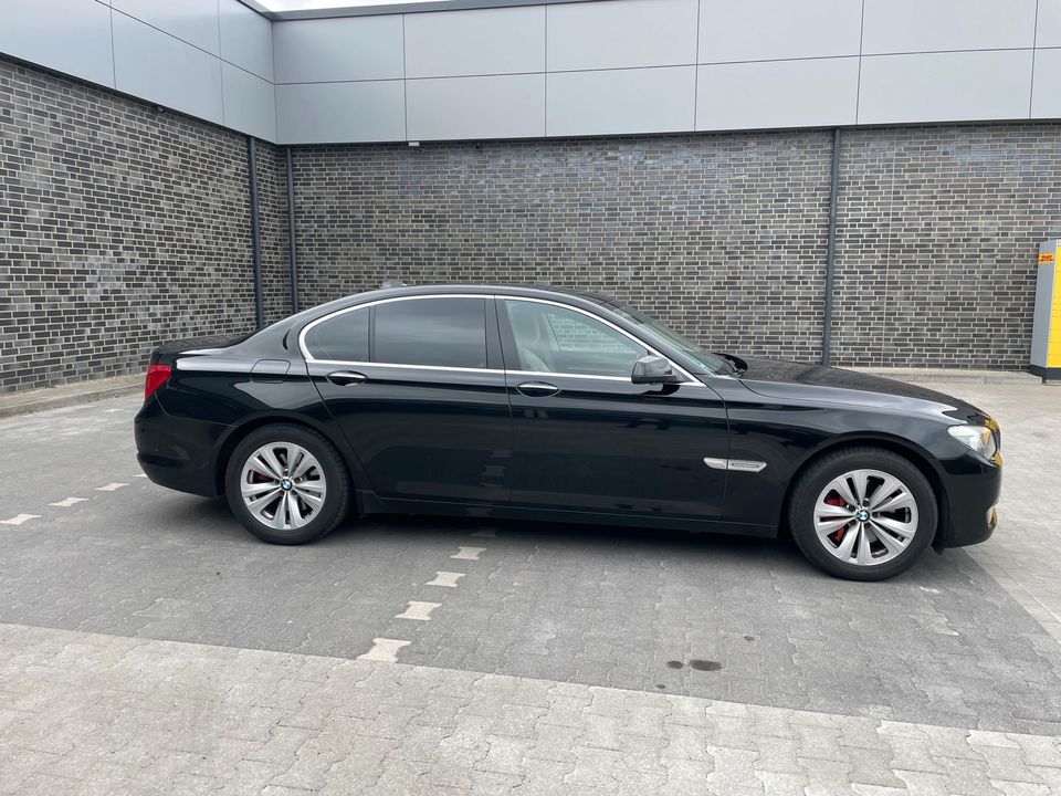 BMW 740D F01 Leder Navi Xenon Schiebedach TOP 7er in Berlin