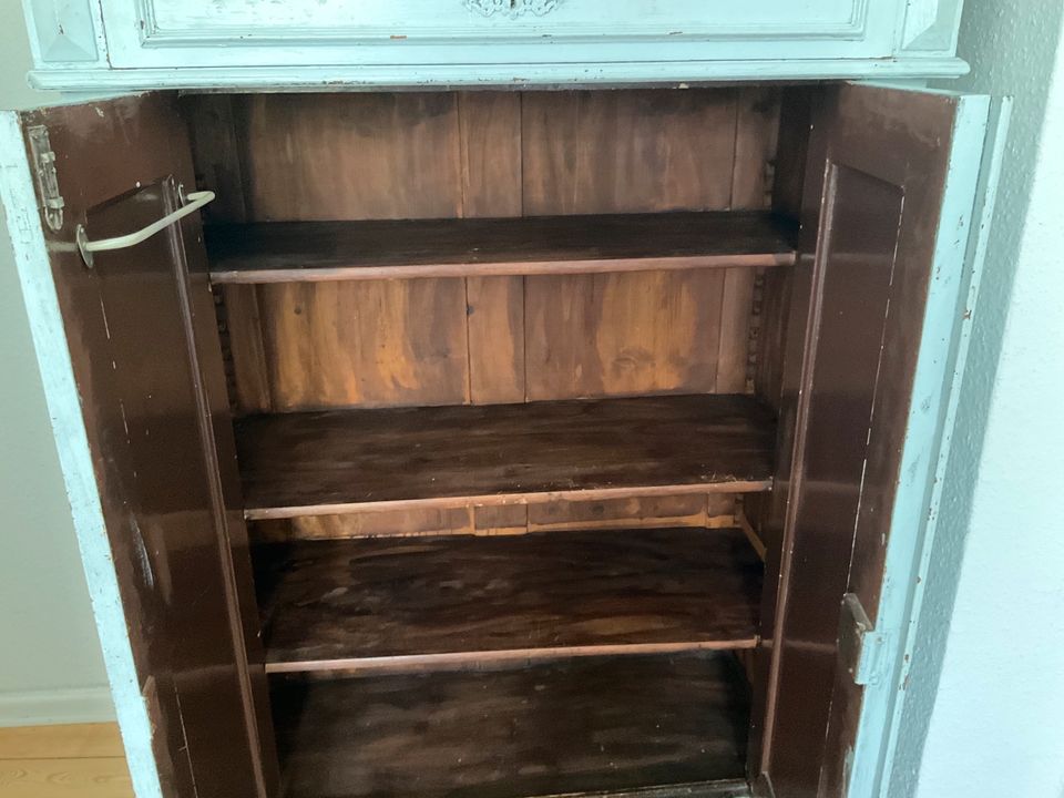 Vintage Schrank weiẞ Massivholz in Berlin