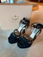 Prada Plateau Sandalen Nieten Wildleder blau Gr. 40 München - Schwanthalerhöhe Vorschau