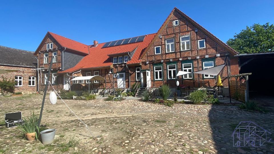 Vollsanierter, exklusiver, imposanter Künstlerhof in idyllischer Dorfrandlage mit Hautwohnung, 3 Appartements und reichlich Gästezimmer und Werk.- und Ausstellungshallen! in Wallstawe