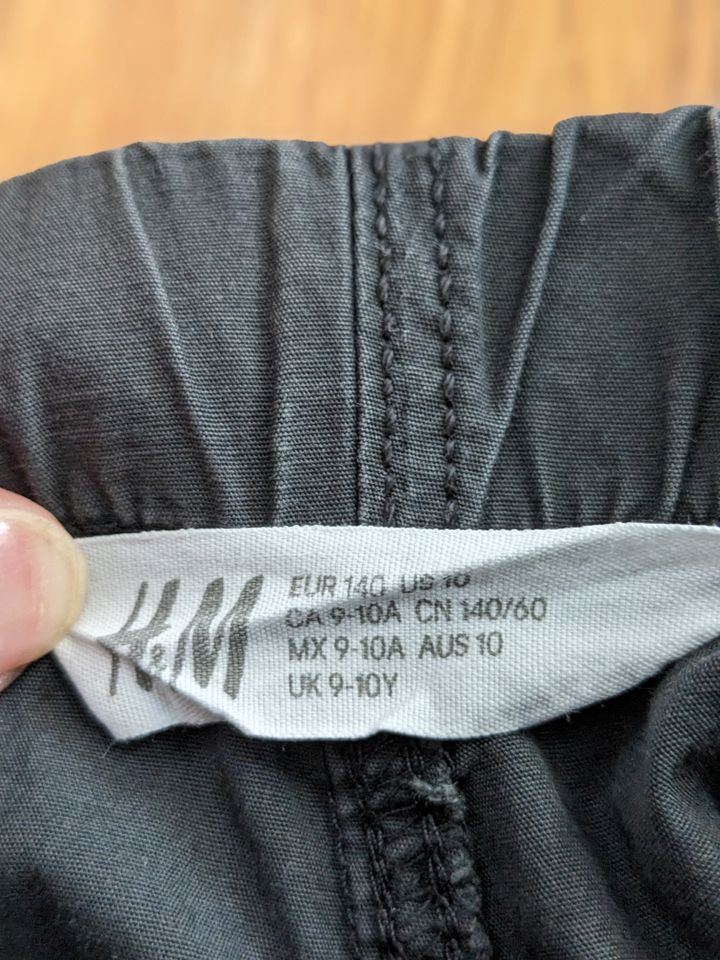 H&M Shorts, Gr. 140, schwarz in Barsinghausen