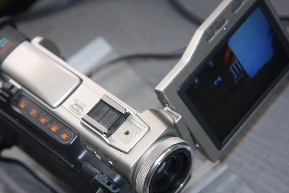 Sony MINI DV Handycam TRV Camcorder Riesenbild 3,5 " 9 cm in Stuttgart