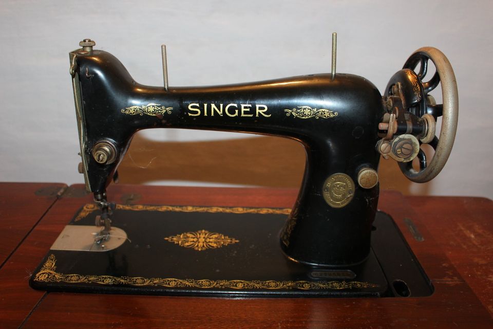 Singer Nähmaschine retro Höhe 74x85x40 cm Modell 66 C2285623 in Mülheim (Ruhr)