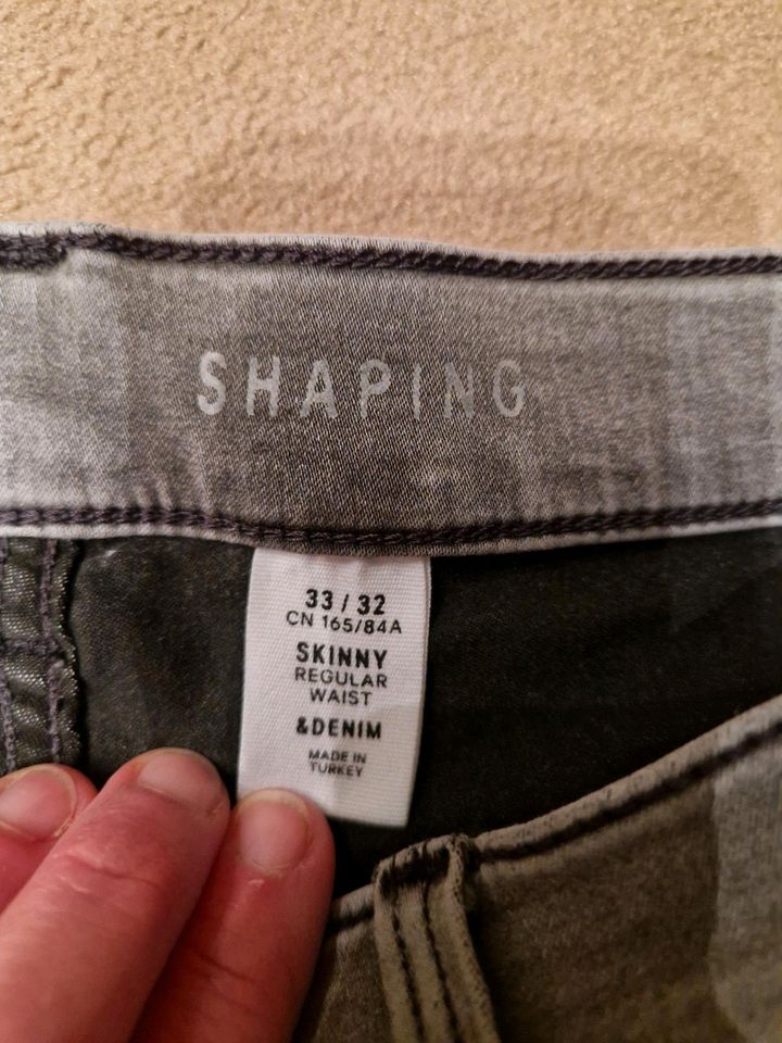 Shaping Jeans Größe 33/32 in Menden