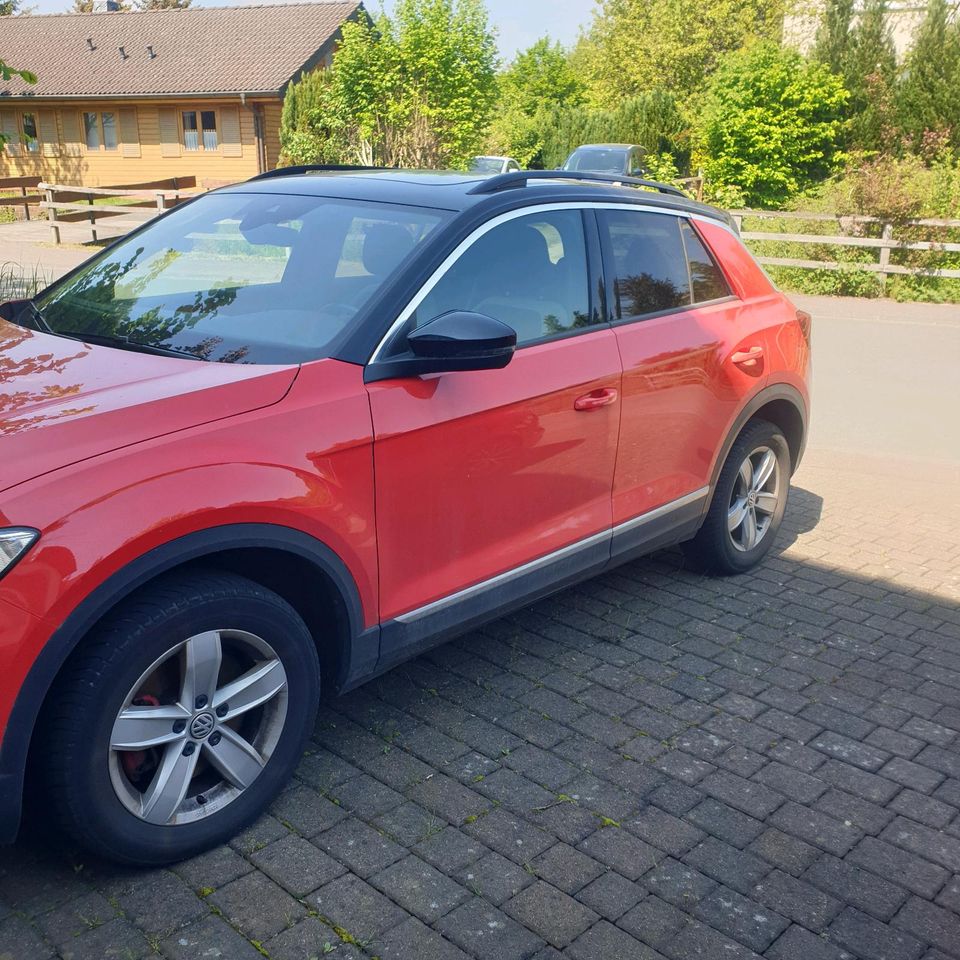 VW T-Roc mit großem Schiebedach in Biedenkopf