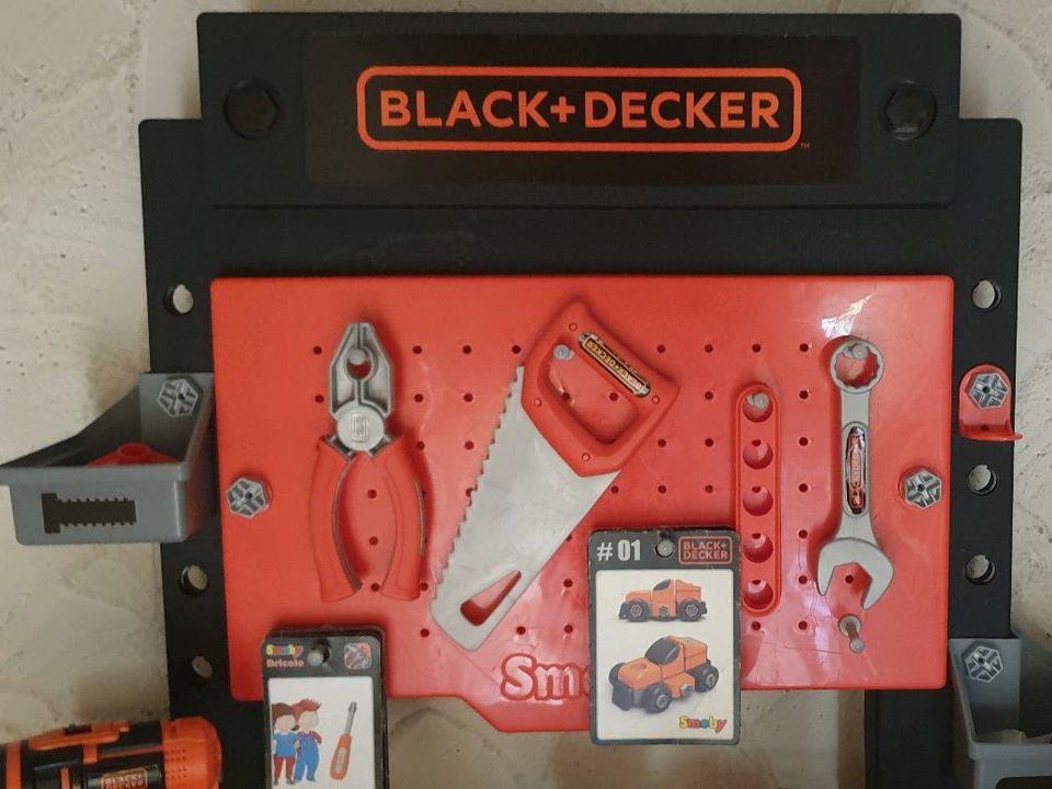 Kinderwerkbank Werkbank Smoby mit Zubehör Black und Decker in Erlenbach