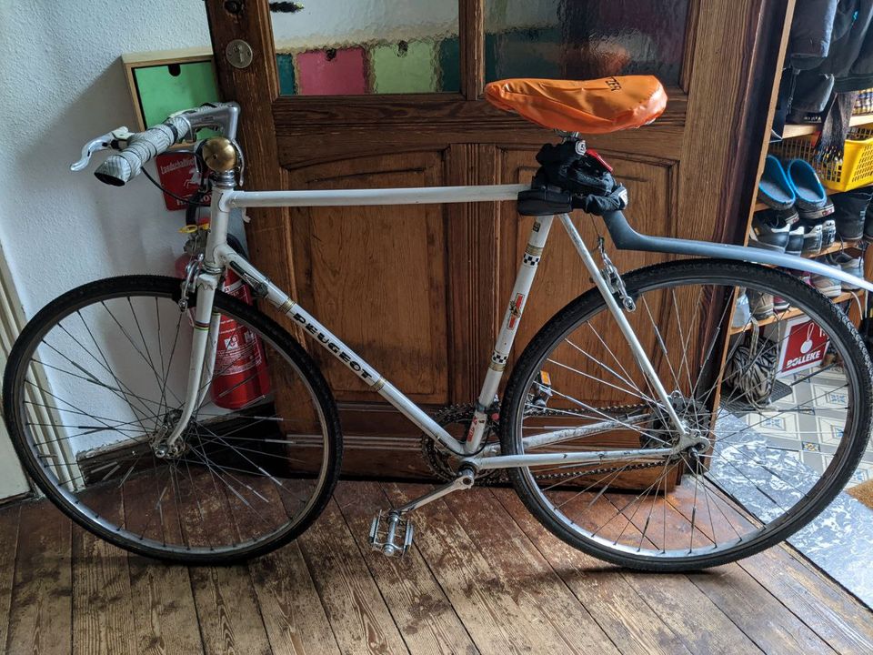 Rennrad Peugeot - Vintage, weiß, unplattbare Reifen, plus 3. Rad in Nordlohne