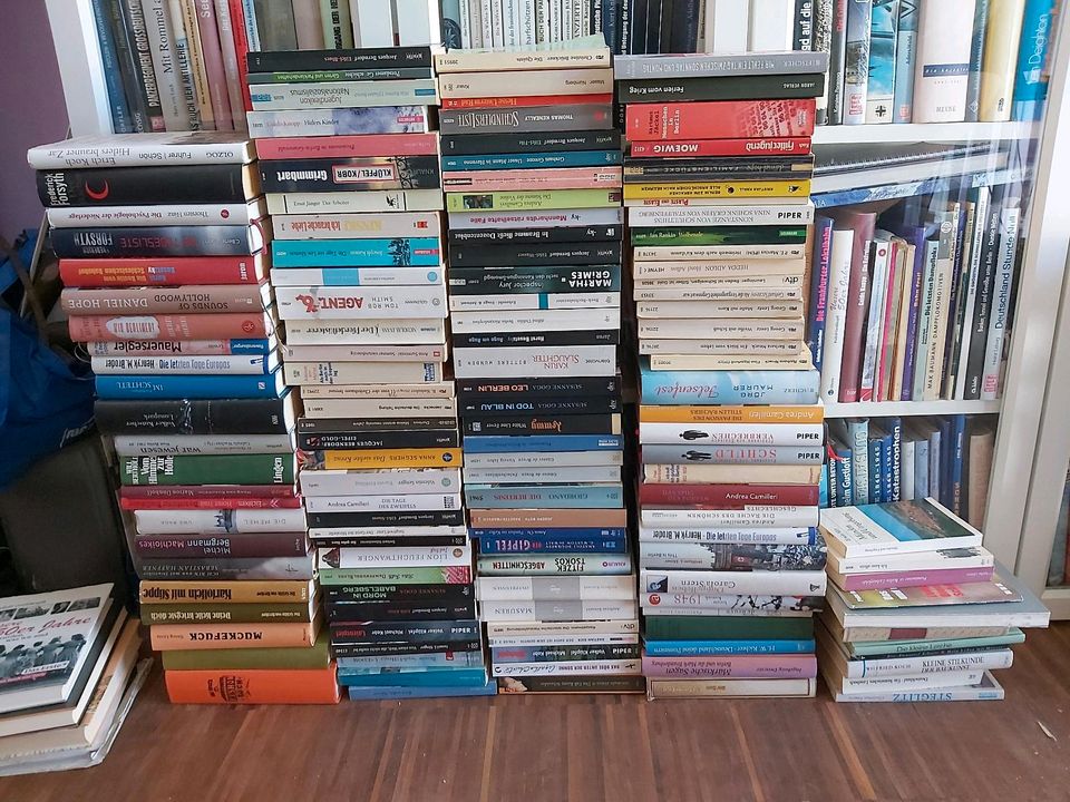 Bücher - Belletristik, Krimi, Sachbücher in Wehrheim