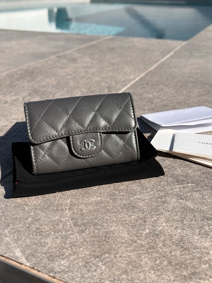 Original CHANEL Geldbörse Grau Silber Hardware Neu in München