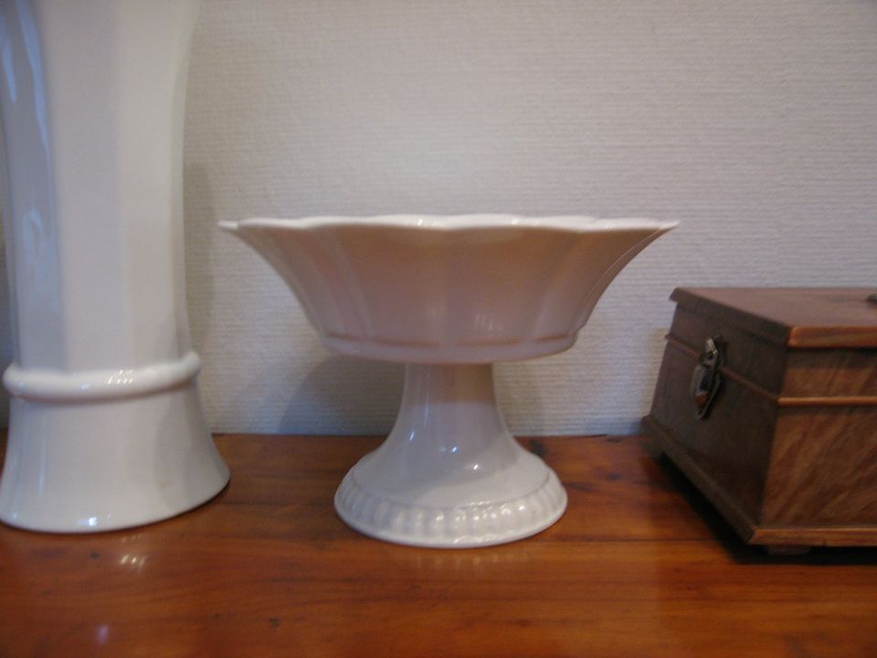 Porzellan Vasen, Schale auf Fuß, weiß, gestempelt, je in Völklingen