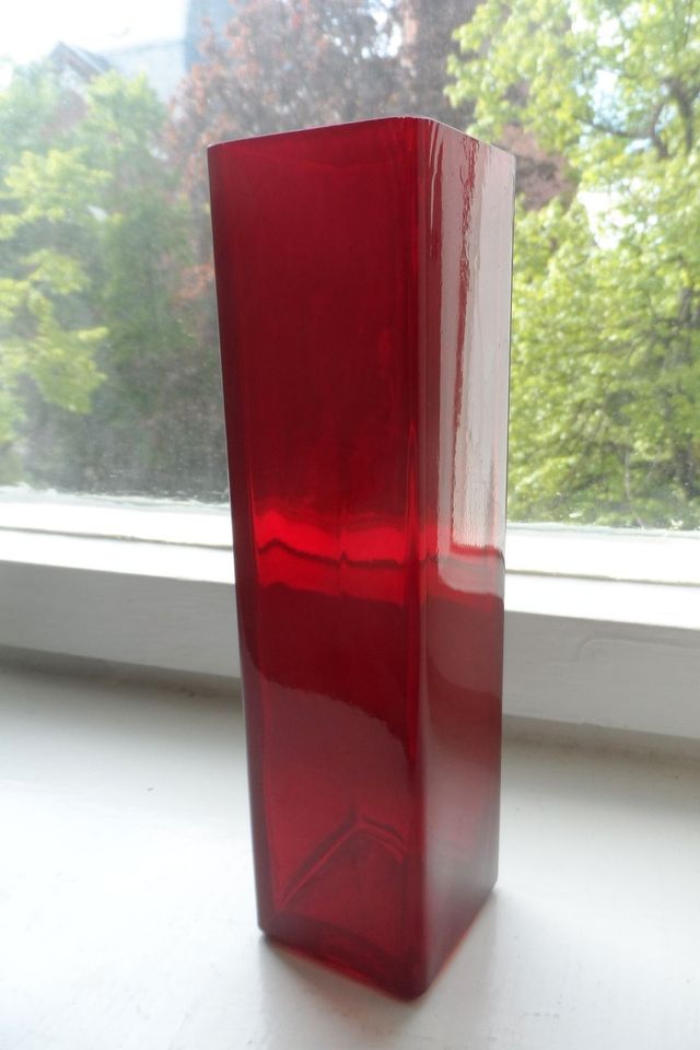 Rotes Kristallglas Blockvase im Vintage Style 21 cm. in Berlin