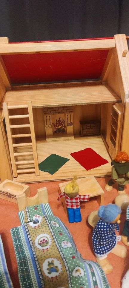 Puppenhaus! Voila Teeny Wooden Doll House in Itzstedt