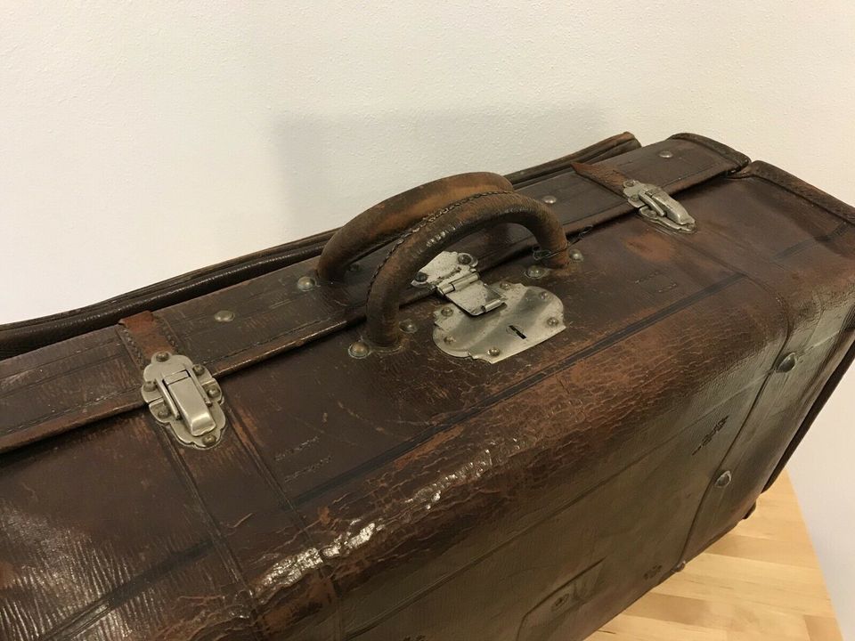 Antike Reisetasche, antiker Koffer aus Leder in Felde