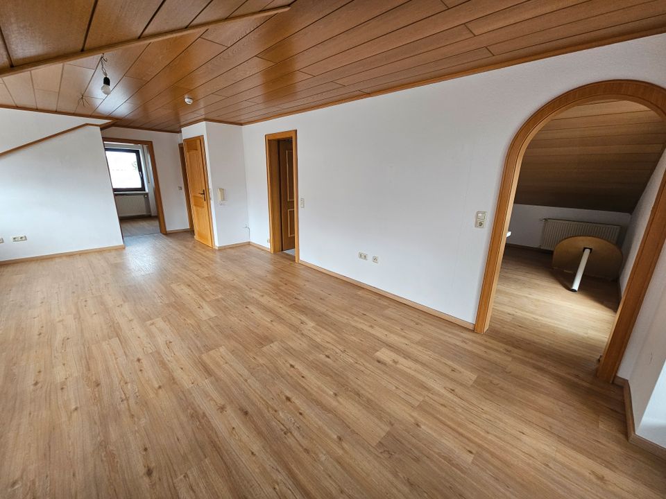 3-Zimmer-DG-Wohnung mit Loggia und einzigartigem Ausblick in Treffelstein