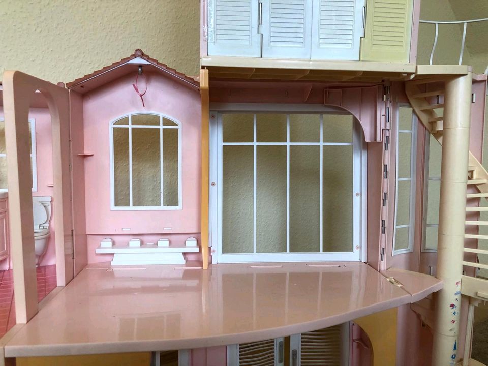 Barbie Puppen Haus Puppenhaus groß Kunststoff in Pilsting