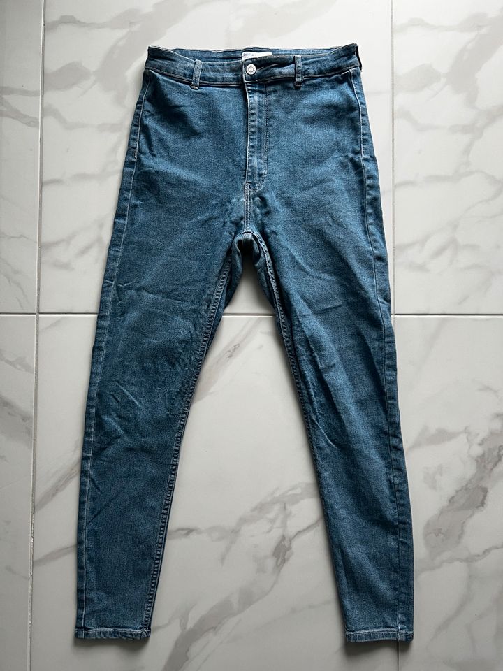 Skinny Jeans mit sehr hohem Bund von Bershka  -Gr: 42 in Wetzlar