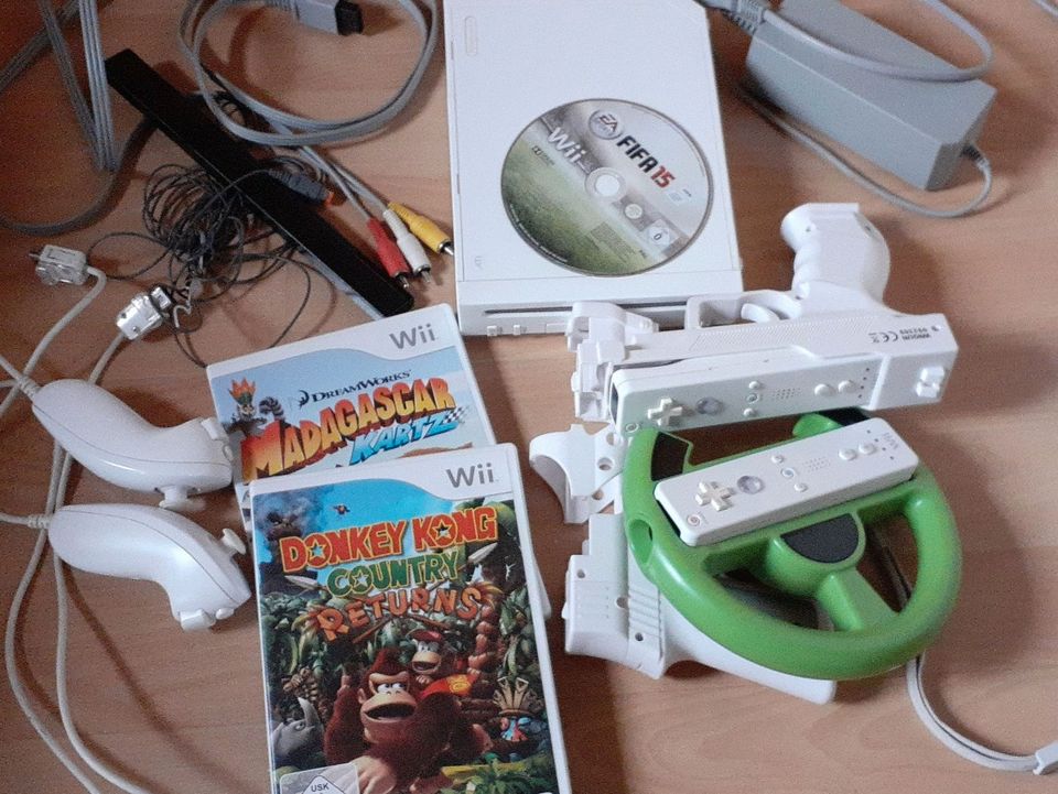 Wii mit Controllern & vielen Spielen GameCube-fähig Mario Kart in München