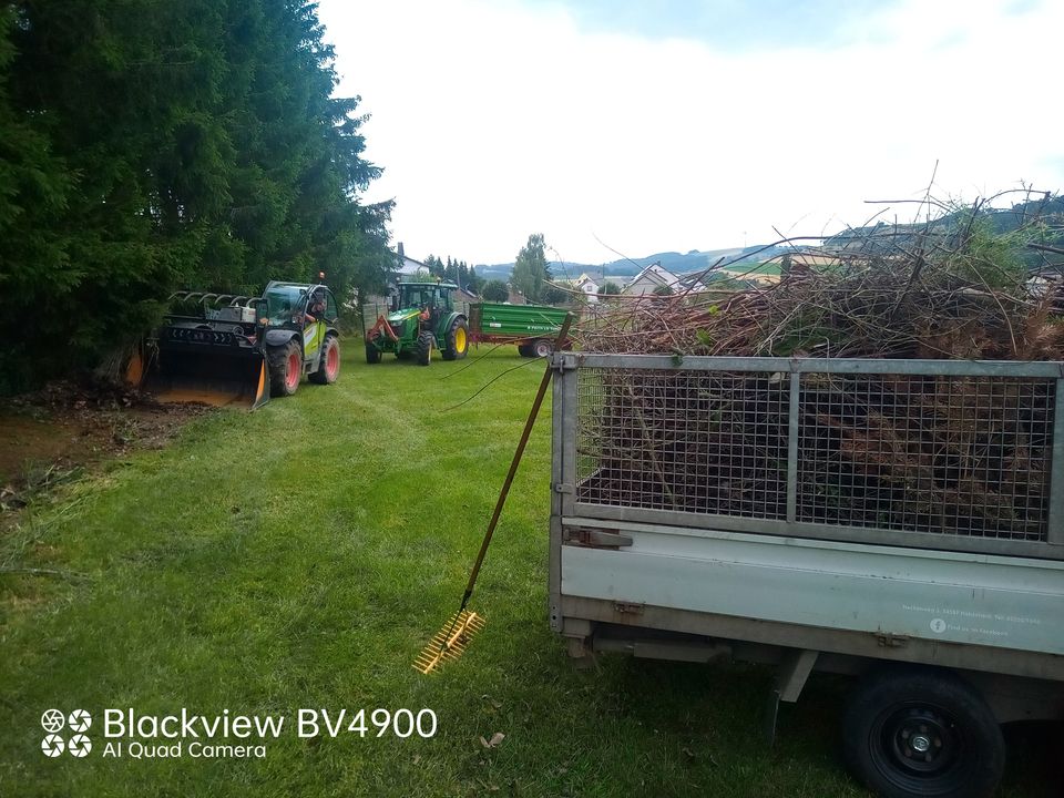 Mutterboden Transporte Rindenmulch Heckenschnitt Traktor Grüngut in Prüm