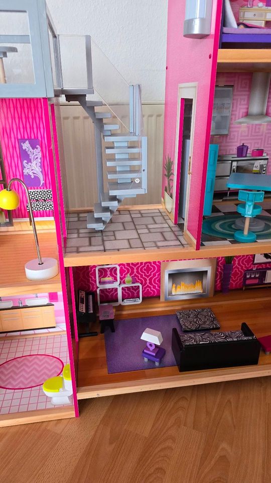 Kidkraft Holz-Puppenhaus für Barbies mit Möbeln und Zubehör in Großbeeren